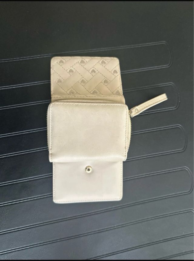 Cartera beige con diseño acolchado