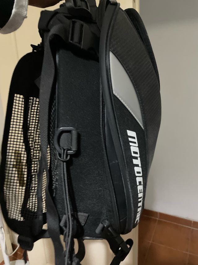 Mochila de moto negra con agarre