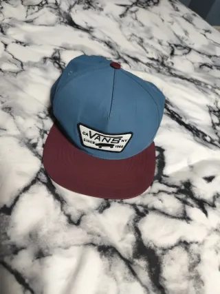 Gorra juvenil Vans azul y burdeos