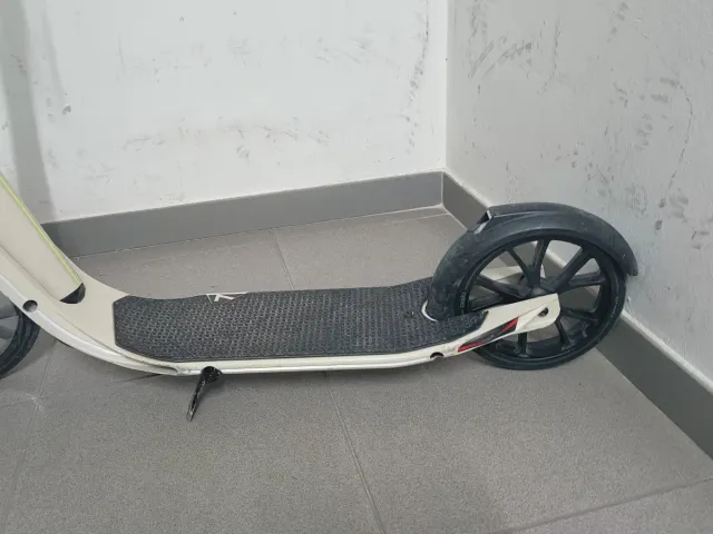 Patinete blanco con rueda negra