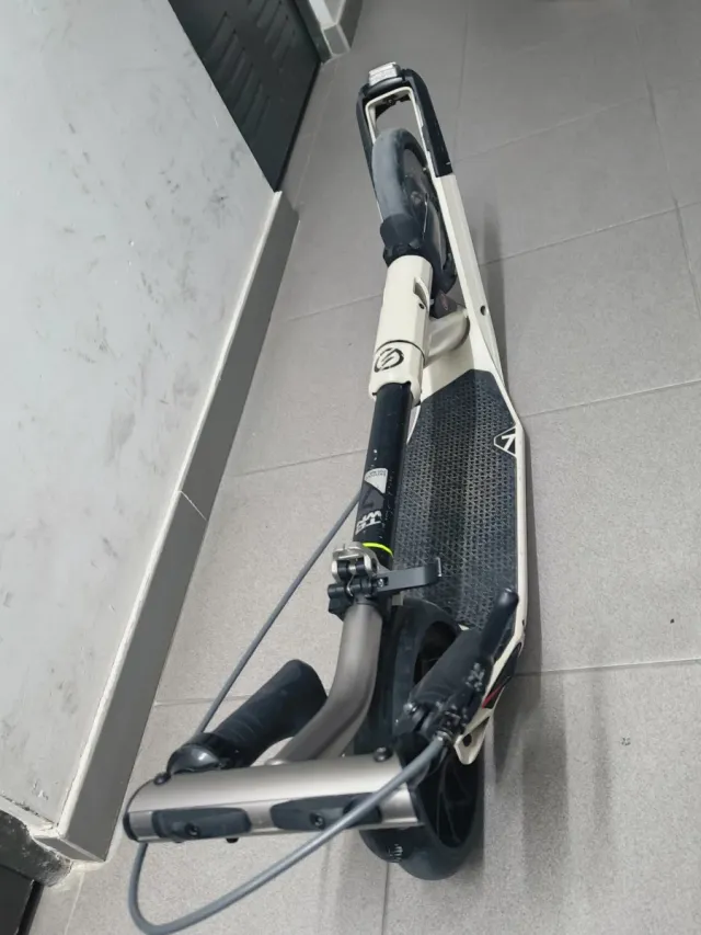 Patinete blanco con rueda negra