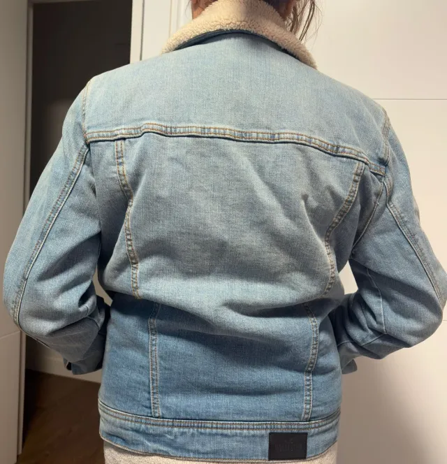 Cazadora vaquera Hollister con borreguito