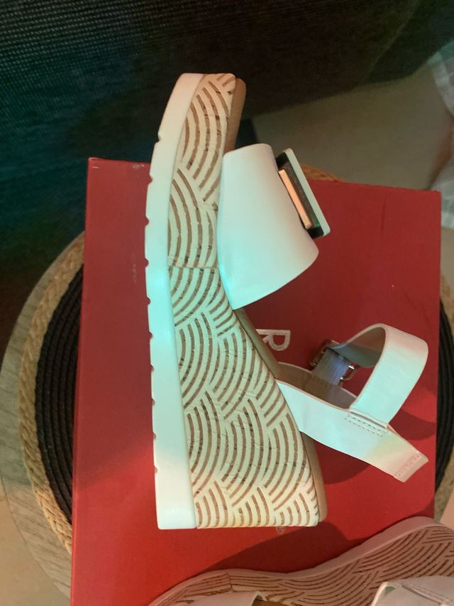 Sandalias cuña blancas y beige
