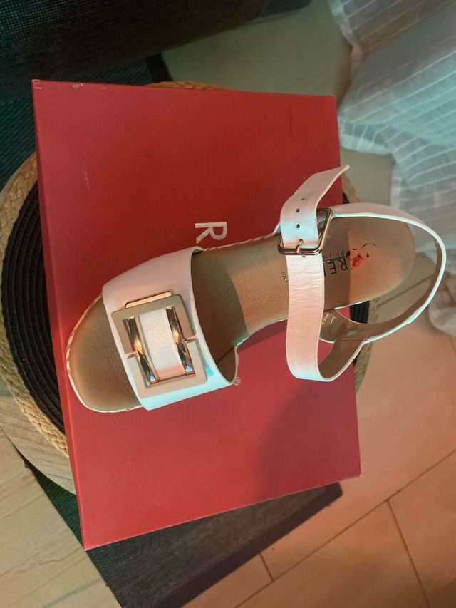 Sandalias cuña blancas y beige