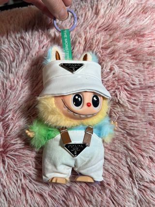 Labubu peluche con cappellino e salopette
