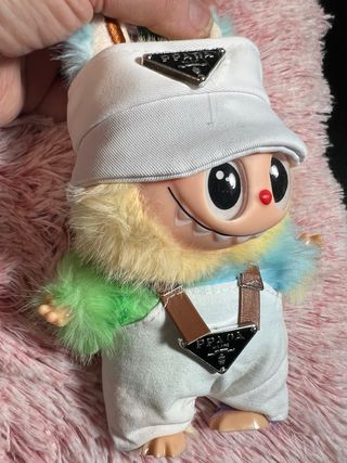 Labubu peluche con cappellino e salopette