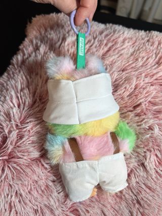 Labubu peluche con cappellino e salopette