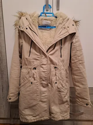 Parka Bershka beige con forro pelo