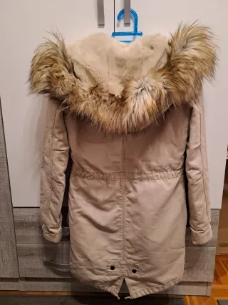 Parka Bershka beige con forro pelo