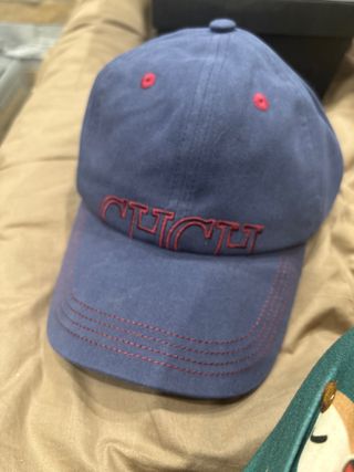 Gorra azul con bordado