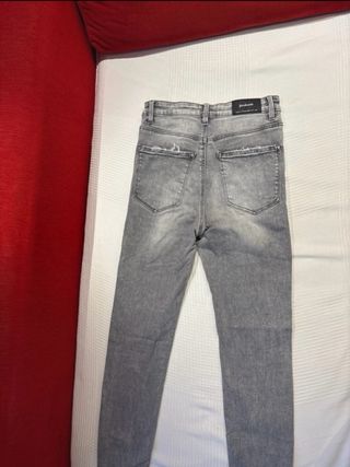 Pantalones vaqueros grises desgastados