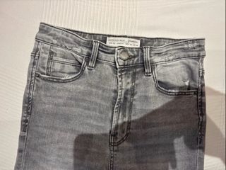 Pantalones vaqueros grises desgastados