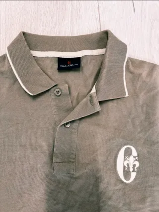 Polo verde oliva con logo