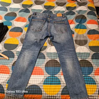 Pantalón vaquero desgastado