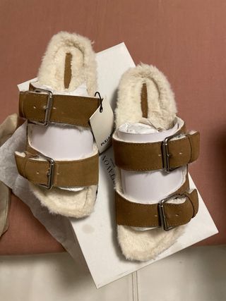 Sandalias piel y pelito de Pull and Bear