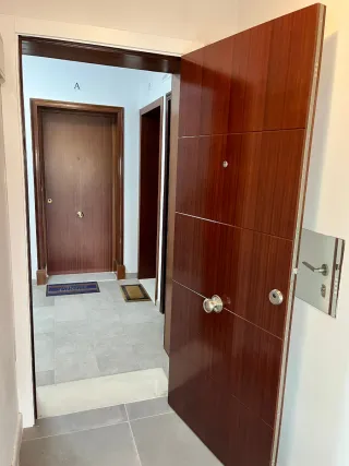 Puerta de madera y suelo vinílico en cadiz