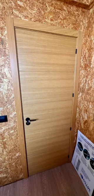 Puerta de madera y suelo vinílico en cadiz