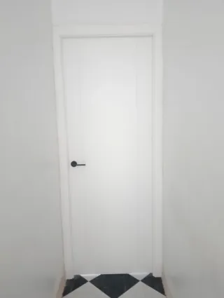 Puerta de madera y suelo vinílico en cadiz