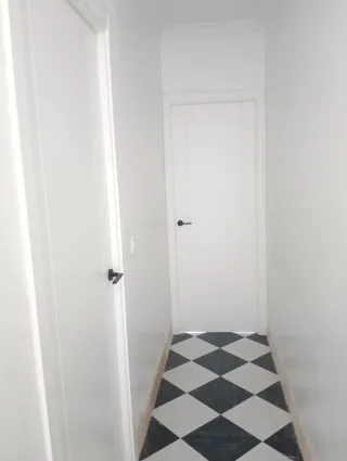 Puerta de madera y suelo vinílico en cadiz