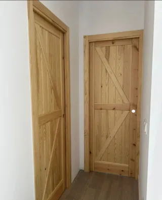 Puerta de madera y suelo vinílico en cadiz