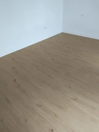 Puerta de madera y suelo vinílico en cadiz