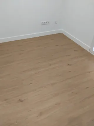 Puerta de madera y suelo vinílico en cadiz