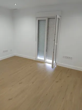 Puerta de madera y suelo vinílico en cadiz