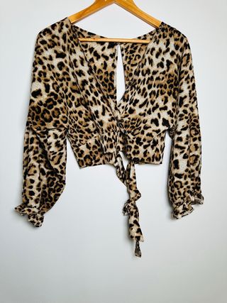Top cruzado animal print estilo leopardo talla M