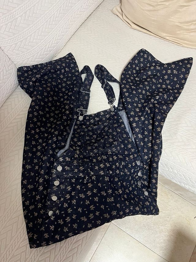 Mono floral azul talla S.  Sin estrenar