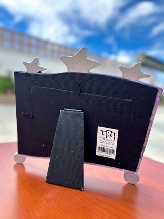 Marco de fotos morado con estrellas