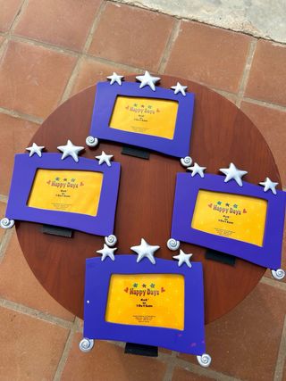 Marco de fotos morado con estrellas