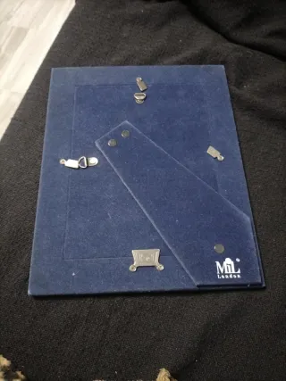 Marco de fotos plateado con diseño