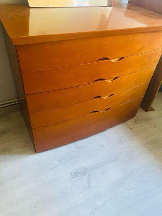 Cómoda y espejo curvo