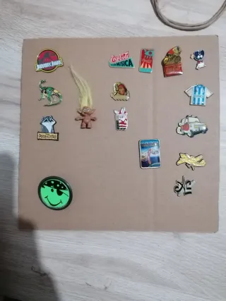 Lote de 15 pins y una chapa de los años '80 y '90