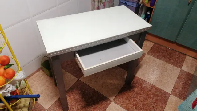 Mesa de cocina blanca y gris