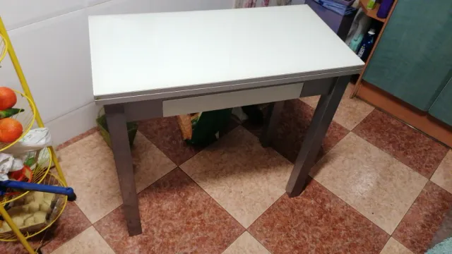 Mesa de cocina blanca y gris