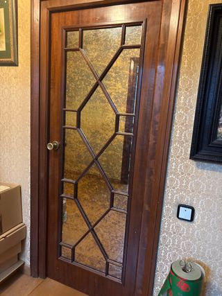 Puerta madera con palillería y espejo