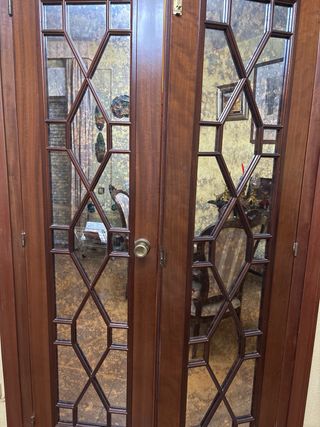 Puerta madera con palillería y espejo