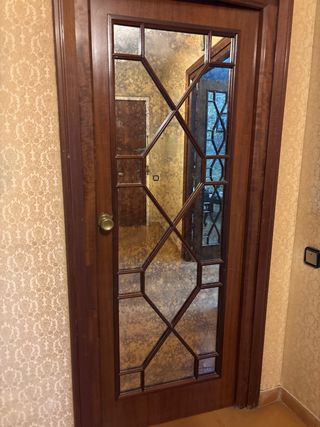 Puerta madera con palillería y espejo