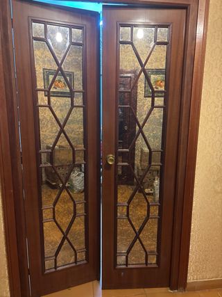 Puerta madera con palillería y espejo