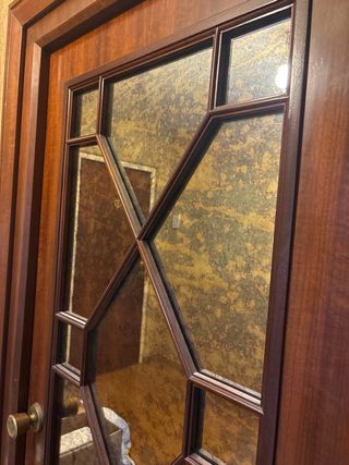 Puerta madera con palillería y espejo