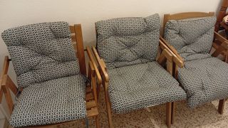4 Sillas de Madera con Cojines