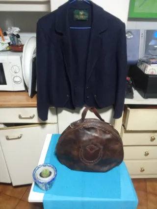 Chaqueta Giesswein y bolso cuero