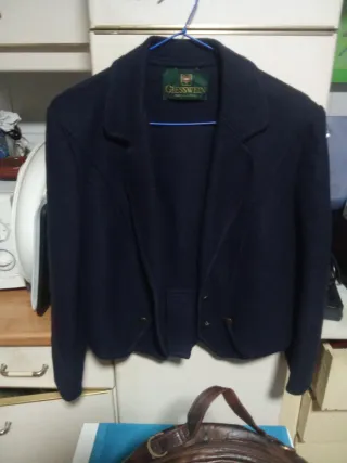 Chaqueta Giesswein y bolso cuero