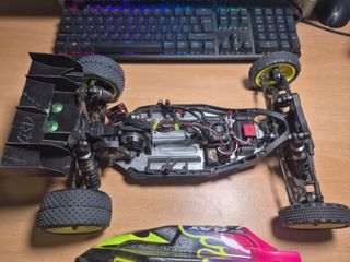 Coche RC escala 1/10 Xray XB2