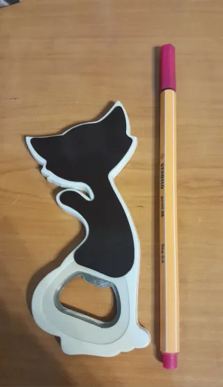 Venta solidaria: Abrebotellas e iman Gato nuevo