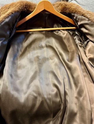 Abrigo de piel marrón