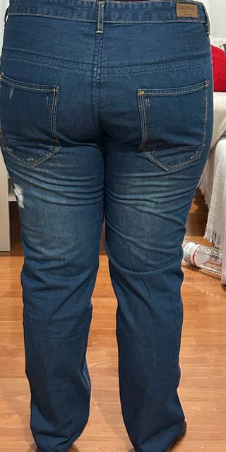 Pantalón vaquero desgastado