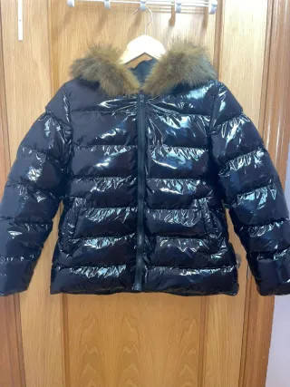 Plumífero negro brillante mujer