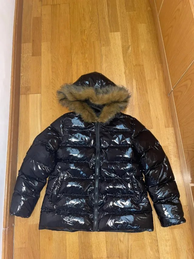 Plumífero negro brillante mujer